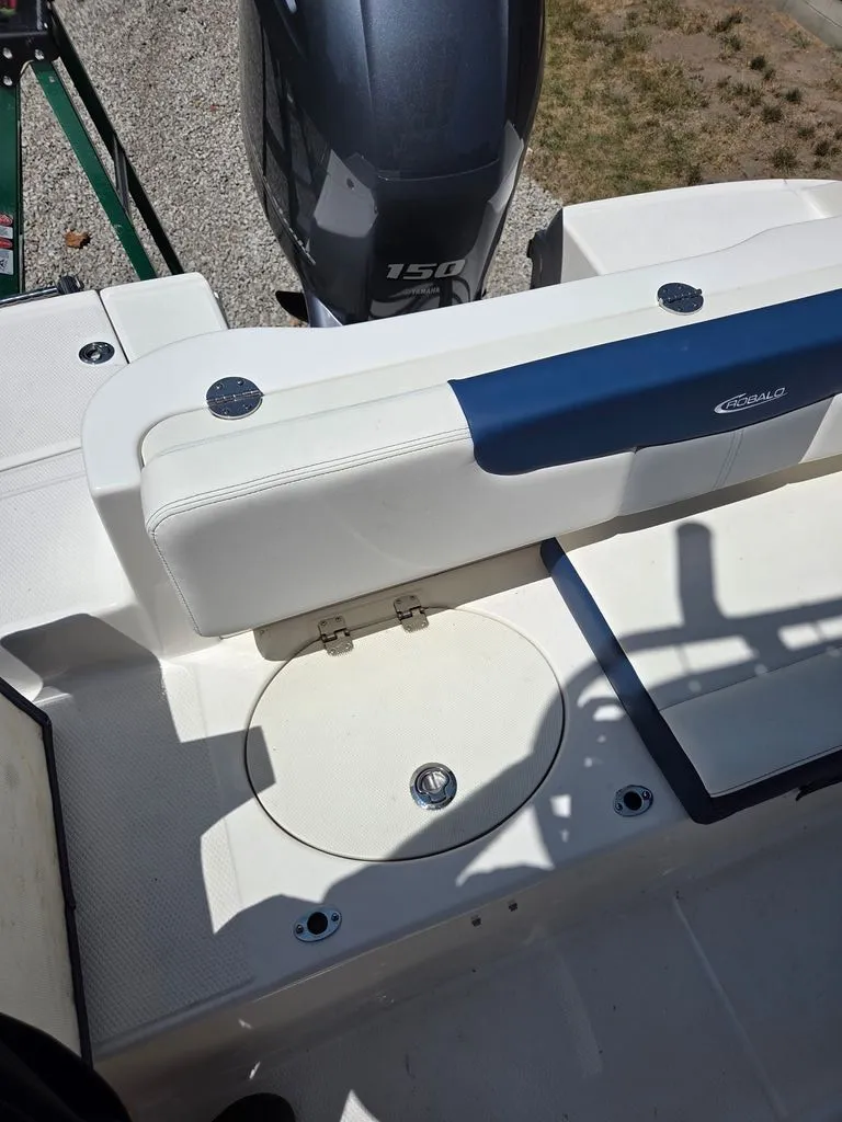 Slide: The Image of Robalo R202 Explorer 2023 - 25