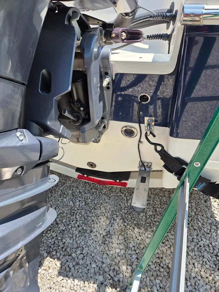Slide: The Image of Robalo R202 Explorer 2023 - 41