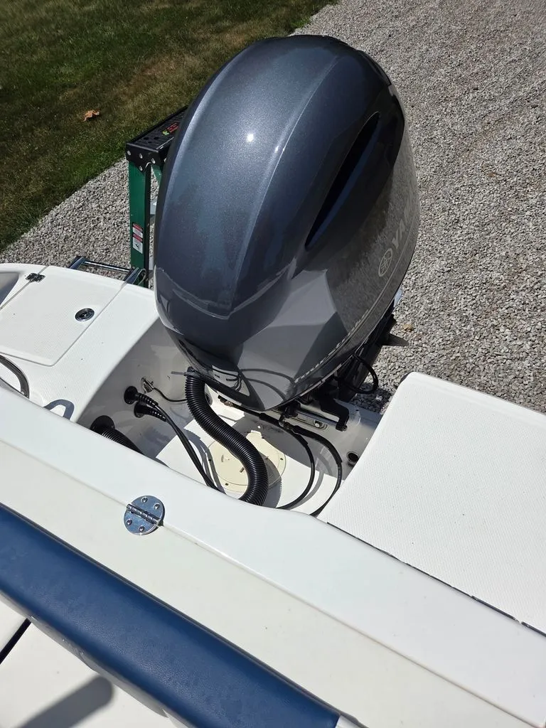 Slide: The Image of Robalo R202 Explorer 2023 - 35