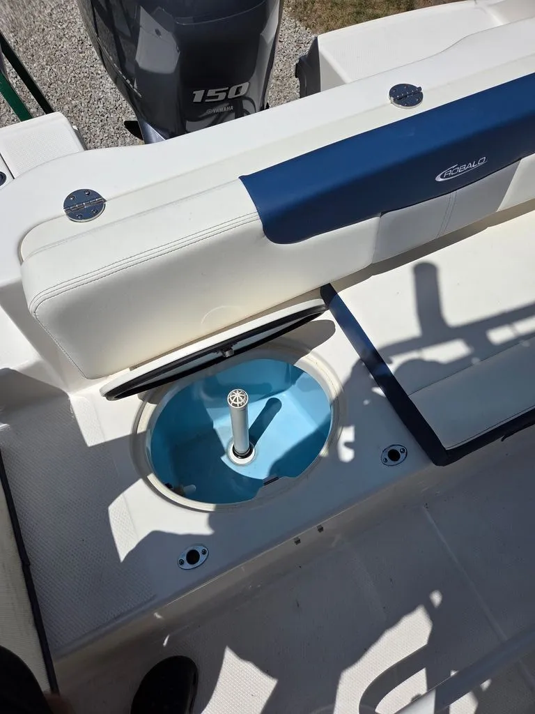 Slide: The Image of Robalo R202 Explorer 2023 - 26