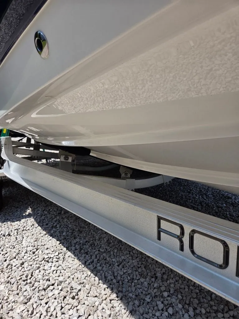 Slide: The Image of Robalo R202 Explorer 2023 - 46