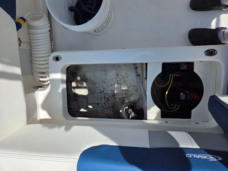 Slide: The Image of Robalo R202 Explorer 2023 - 27
