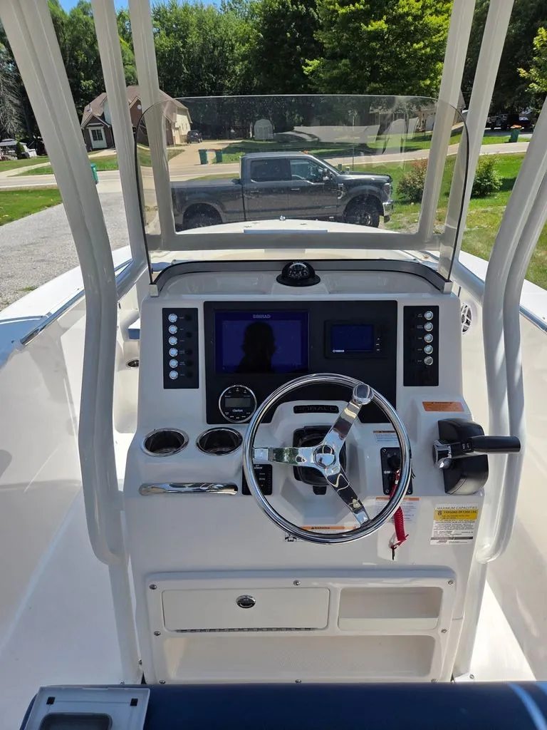 Slide: The Image of Robalo R202 Explorer 2023 - 17