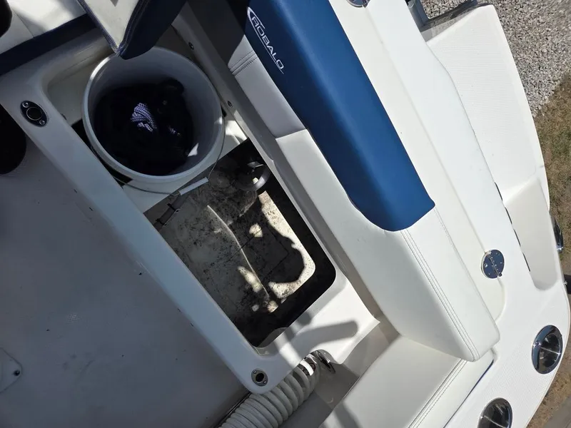 Slide: The Image of Robalo R202 Explorer 2023 - 28