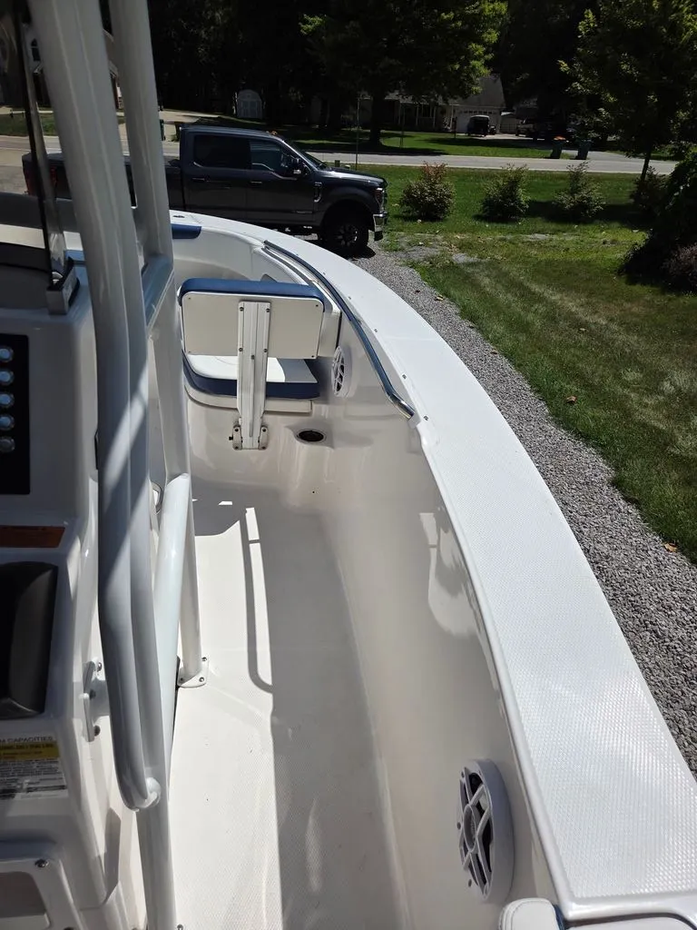 Slide: The Image of Robalo R202 Explorer 2023 - 13