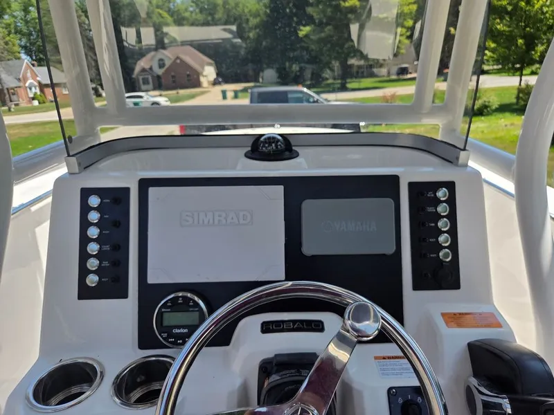 Slide: The Image of Robalo R202 Explorer 2023 - 19