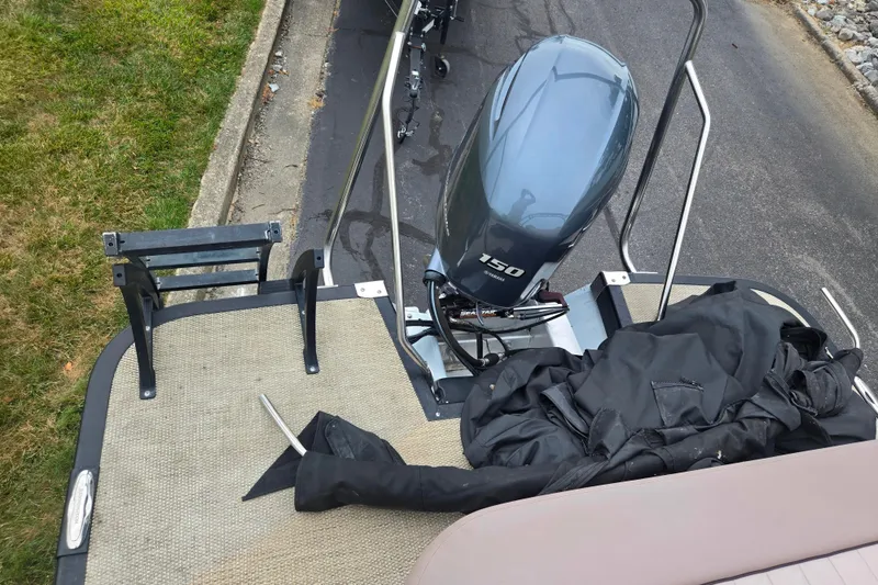 Slide: The Image of 2017 Bennington G 23 GSBA boat with Yamaha 150 outboard motor and folded black cover. - 18