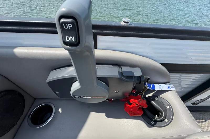 Slide: The Image of Throttle control on 2023 Qwest Lanai 820 pontoon boat, featuring Yamaha engine controls. - 14