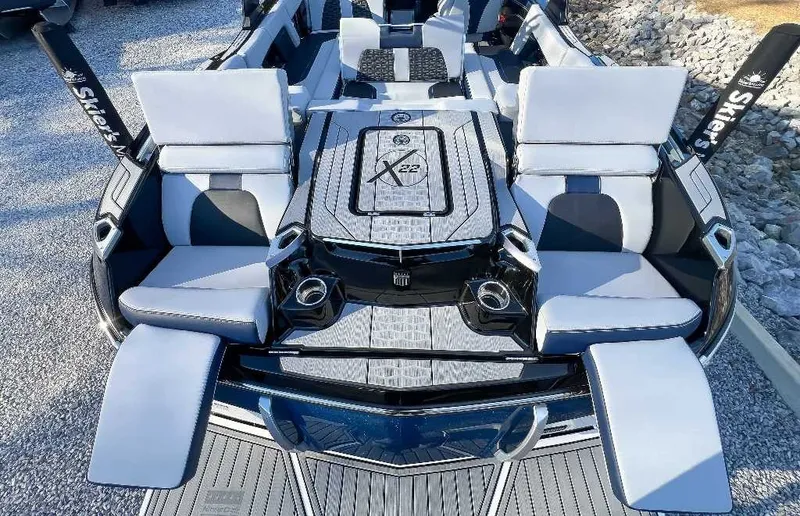 Slide: The Image of MasterCraft X22 2024 - 14