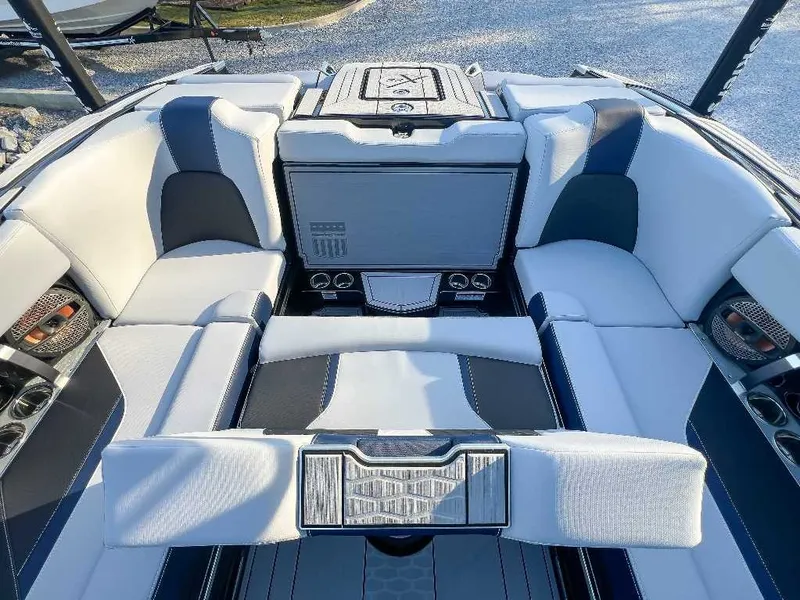 Slide: The Image of MasterCraft X22 2024 - 23