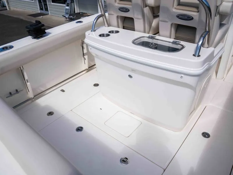 Slide: The Image of Boston Whaler 250 Outrage 2022 - 5