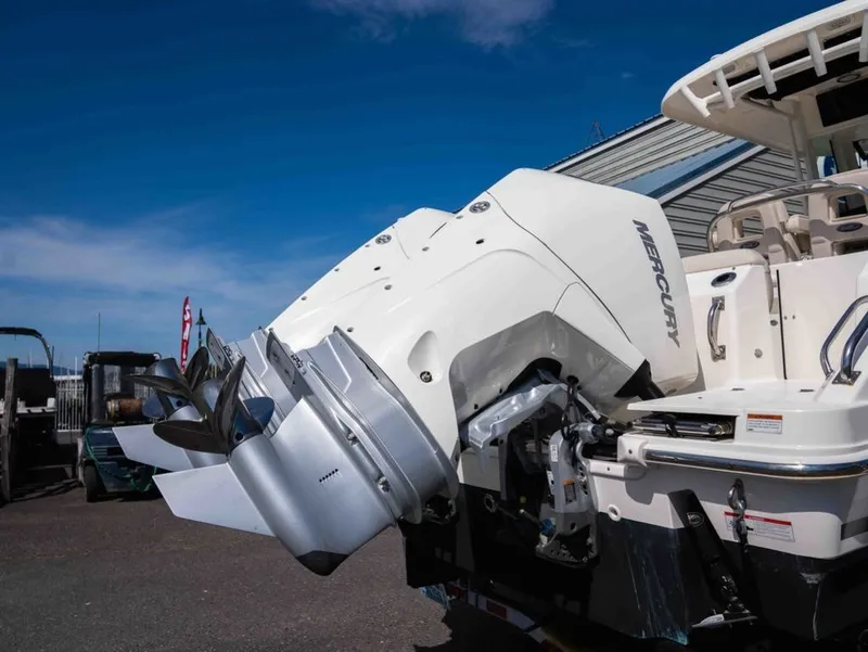 Slide: The Image of Boston Whaler 250 Outrage 2022 - 24
