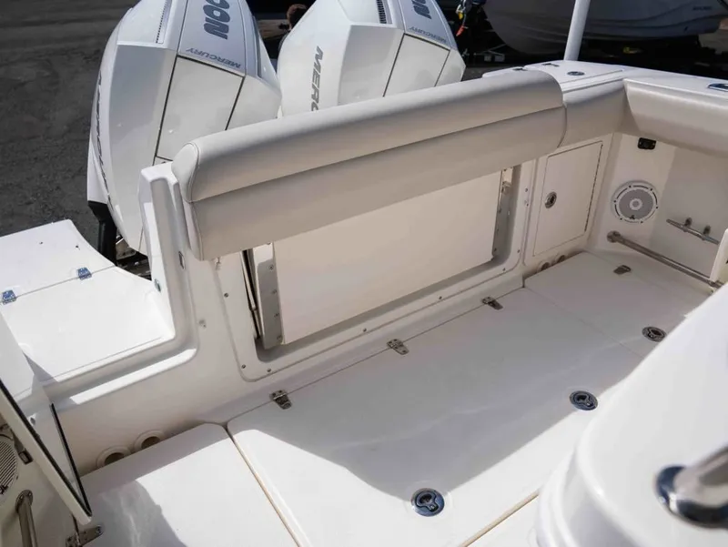 Slide: The Image of Boston Whaler 250 Outrage 2022 - 16