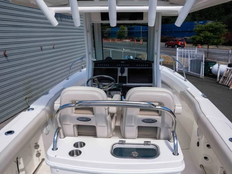 Slide: The Image of Boston Whaler 250 Outrage 2022 - 4