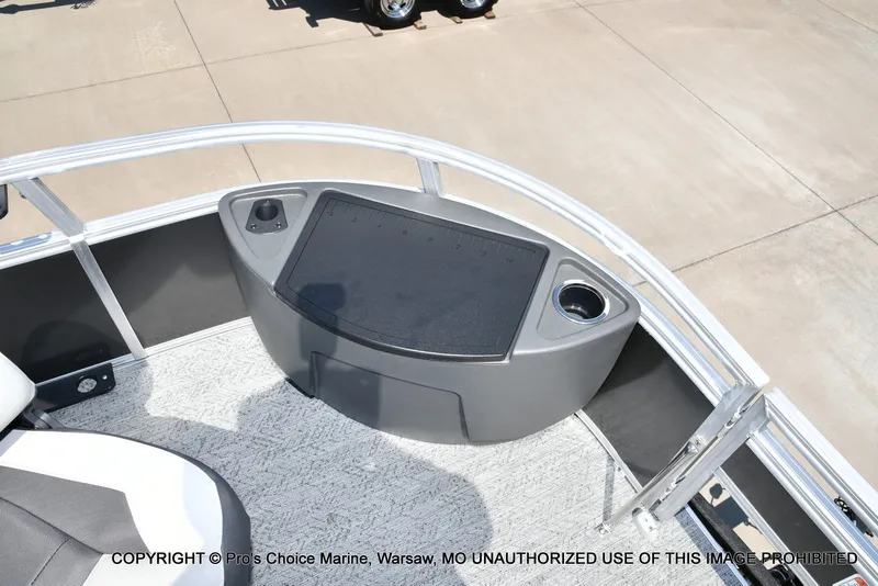 Slide: The Image of Sun Tracker Bass Buggy 18 DLX 2026 - 27