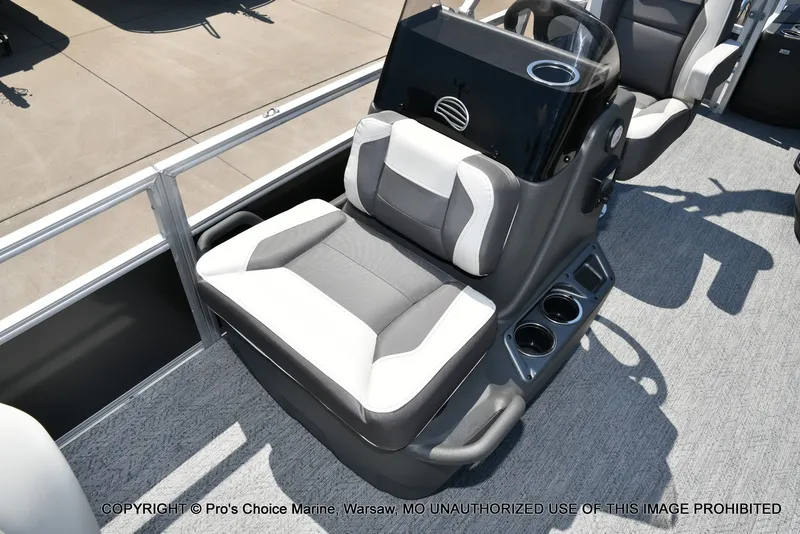 Slide: The Image of Sun Tracker Bass Buggy 18 DLX 2026 - 32