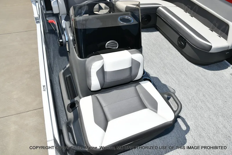 Slide: The Image of Sun Tracker Bass Buggy 18 DLX 2026 - 34