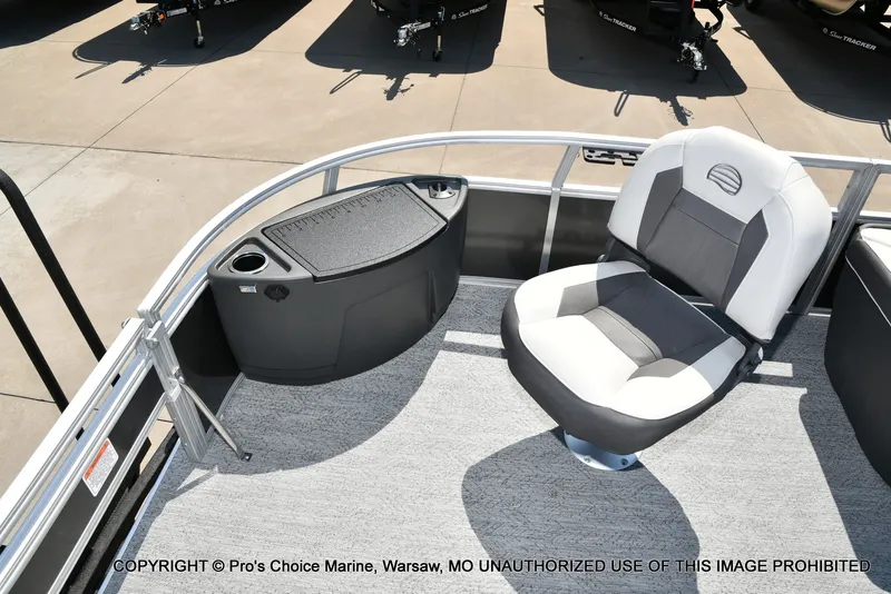 Slide: The Image of Sun Tracker Bass Buggy 18 DLX 2026 - 21