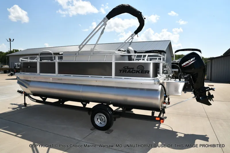 Slide: The Image of Sun Tracker Bass Buggy 18 DLX 2026 - 16