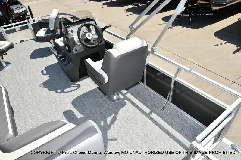 Slide: The Image of Sun Tracker Bass Buggy 18 DLX 2026 - 51