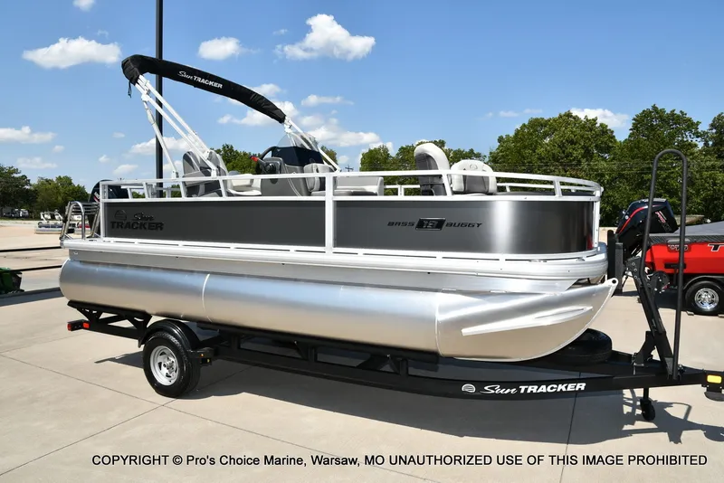 Slide: The Image of Sun Tracker Bass Buggy 18 DLX 2026 - 62
