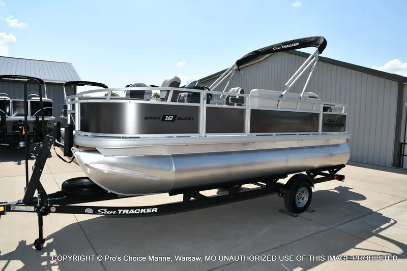 Slide: The Image of Sun Tracker Bass Buggy 18 DLX 2026 - 69