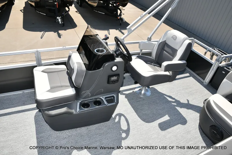 Slide: The Image of Sun Tracker Bass Buggy 18 DLX 2026 - 30