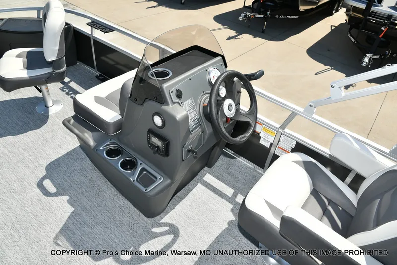 Slide: The Image of Sun Tracker Bass Buggy 18 DLX 2026 - 38