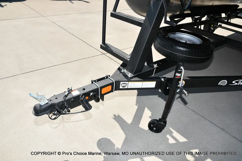 Slide: The Image of Sun Tracker Bass Buggy 18 DLX 2026 - 18
