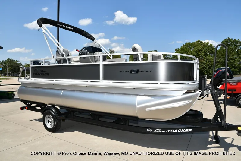 Slide: The Image of Sun Tracker Bass Buggy 18 DLX 2026 - 65