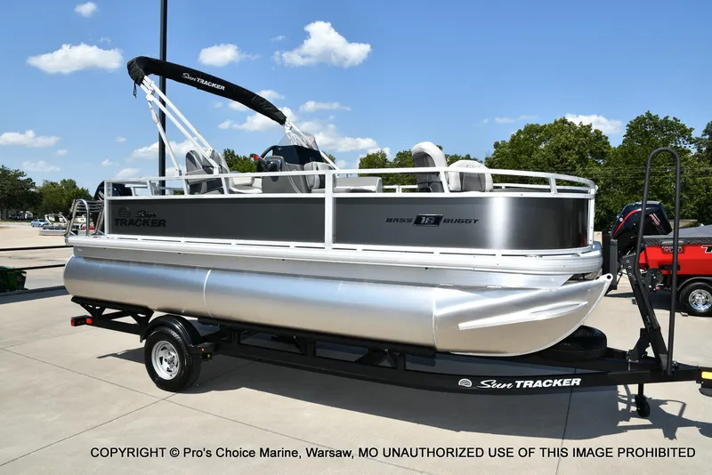 Slide: The Image of Sun Tracker Bass Buggy 18 DLX 2026 - 61