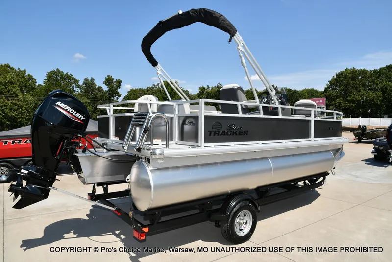 Slide: The Image of Sun Tracker Bass Buggy 18 DLX 2026 - 68