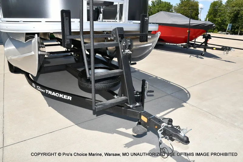 Slide: The Image of Sun Tracker Bass Buggy 18 DLX 2026 - 19