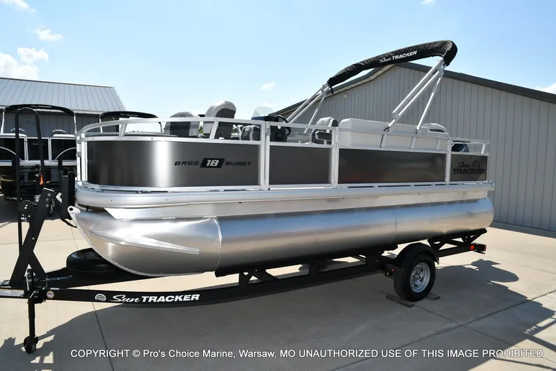Slide: The Image of Sun Tracker Bass Buggy 18 DLX 2026 - 17