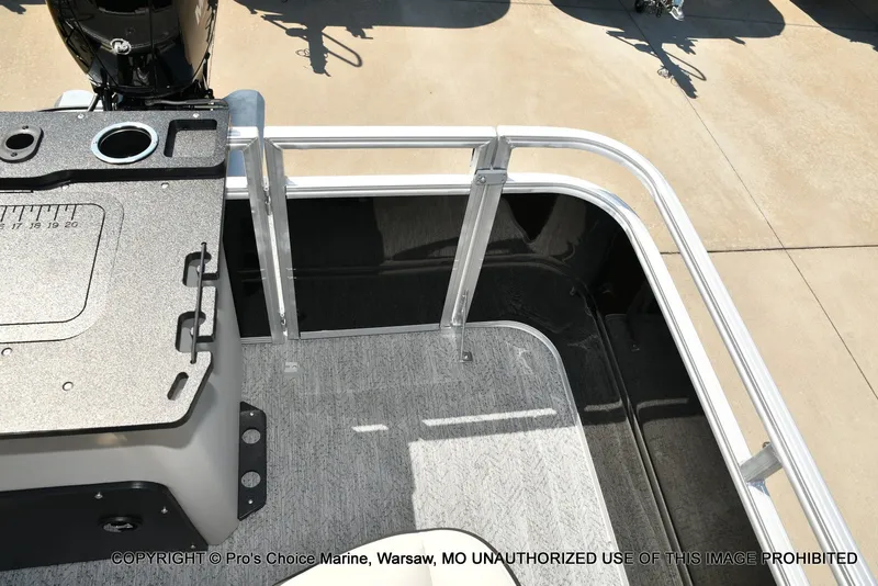 Slide: The Image of Sun Tracker Fishin' Barge 22 DLX w/115HP Pro-XS 4 Stroke 2026 - 49