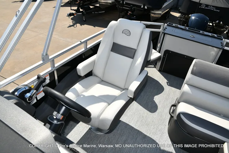 Slide: The Image of Sun Tracker Fishin' Barge 22 DLX w/115HP Pro-XS 4 Stroke 2026 - 37