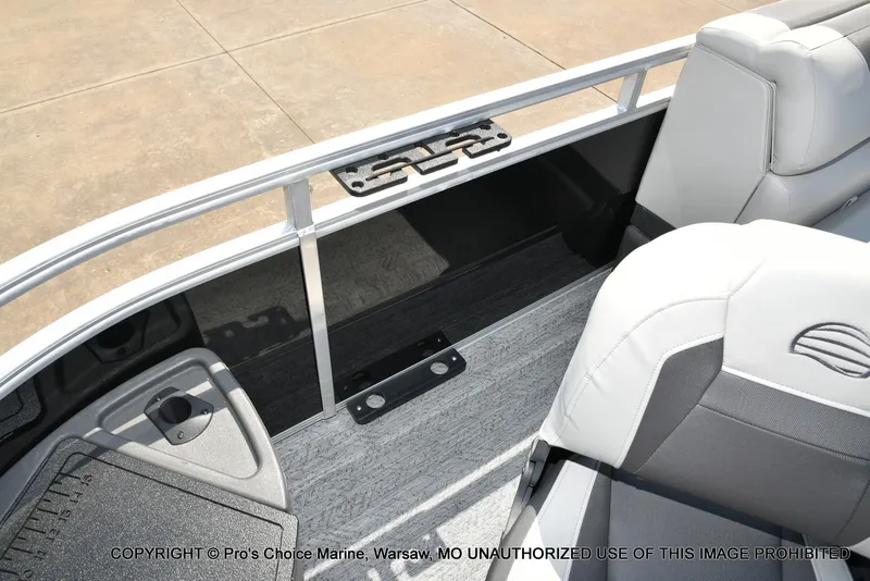 Slide: The Image of Sun Tracker Fishin' Barge 22 DLX w/115HP Pro-XS 4 Stroke 2026 - 17