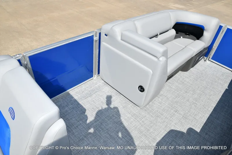 Slide: The Image of Sun Tracker Party Barge 20 DLX 2026 - 48