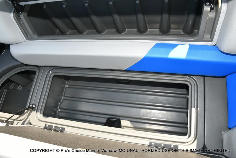 Slide: The Image of Sun Tracker Party Barge 20 DLX 2026 - 55