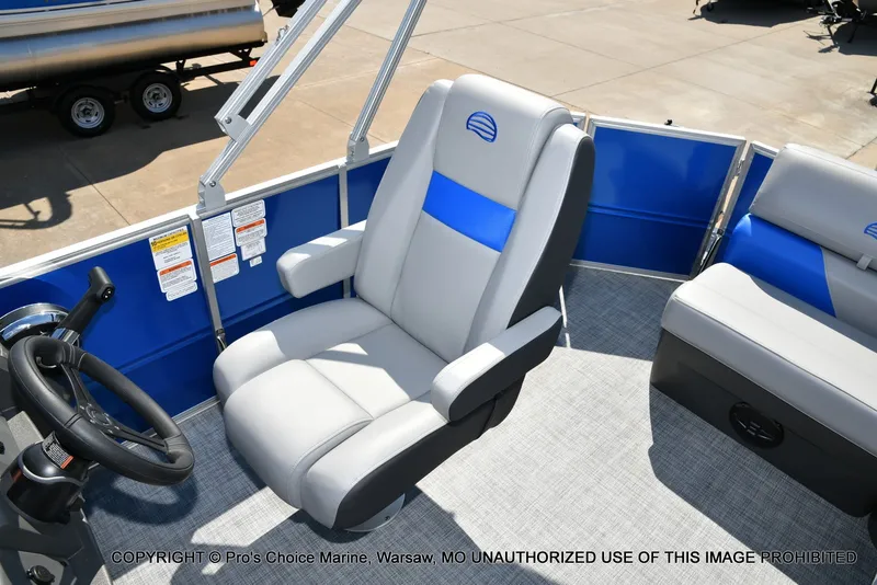 Slide: The Image of Sun Tracker Party Barge 20 DLX 2026 - 28