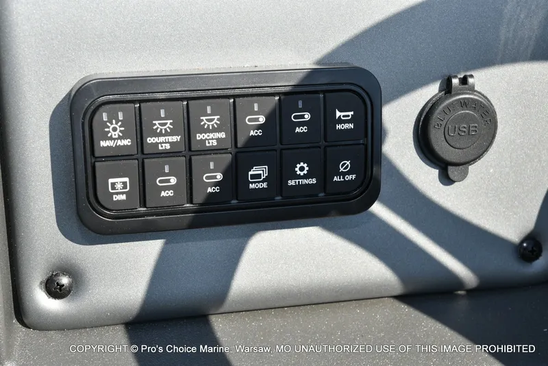Slide: The Image of Sun Tracker Party Barge 20 DLX 2026 - 32
