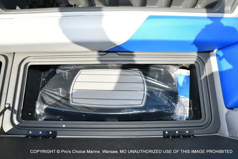 Slide: The Image of Sun Tracker Party Barge 20 DLX 2026 - 43