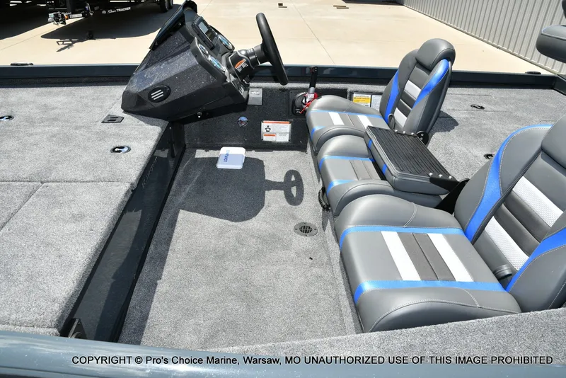 Slide: The Image of Ranger RT188 w/115HP Mercury Pro-XS 2026 - 12