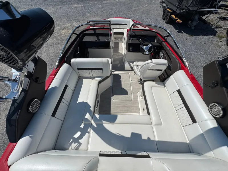Slide: The Image of Sea Ray 230 SLX W 2017 - 16