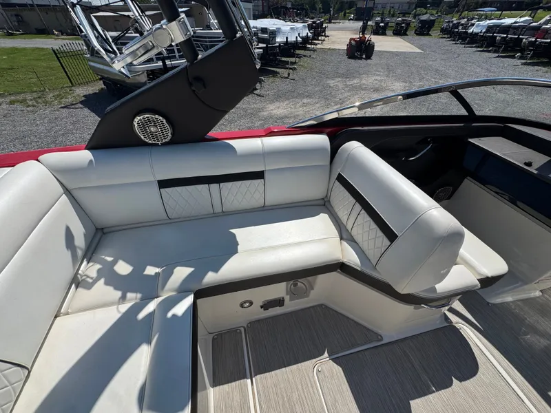 Slide: The Image of Sea Ray 230 SLX W 2017 - 19