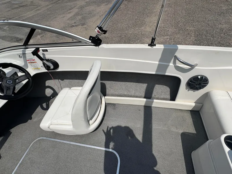 Slide: The Image of Bayliner 175 2016 - 10