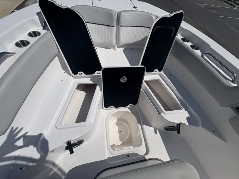 Slide: The Image of Sea Fox 228 Commander 2023 - 25