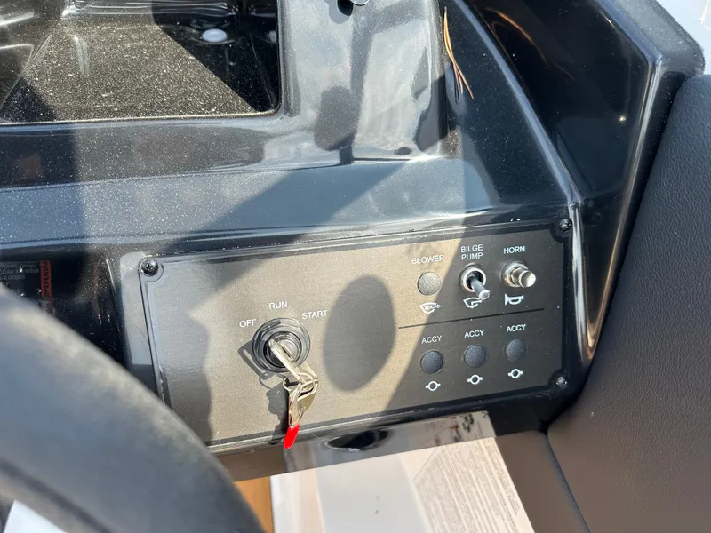 Slide: The Image of Bayliner V20i 2026 - 45