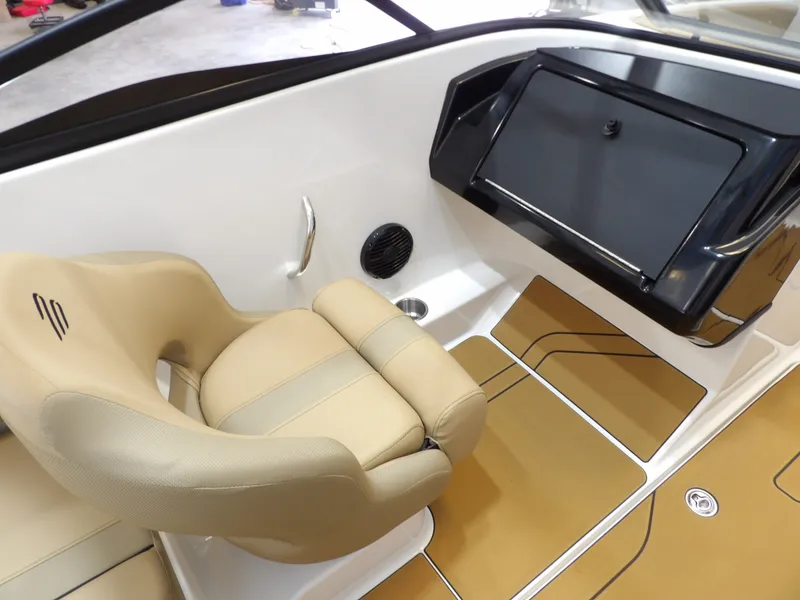 Slide: The Image of Bayliner V20i 2026 - 16