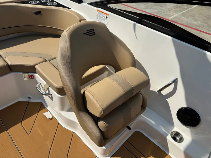 Slide: The Image of Bayliner V20i 2026 - 38